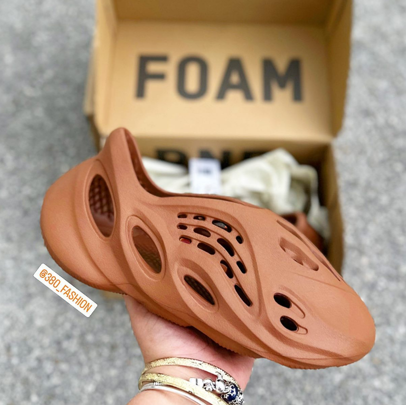 Men, Boys, Teens, Gifts, Womens slides, Girls, Urban, Style, Fashion, Men's Shoes, Slides, Yeezy Slides, Yeezy, Yeezys, Foam Runners, Clay Red, Adidas